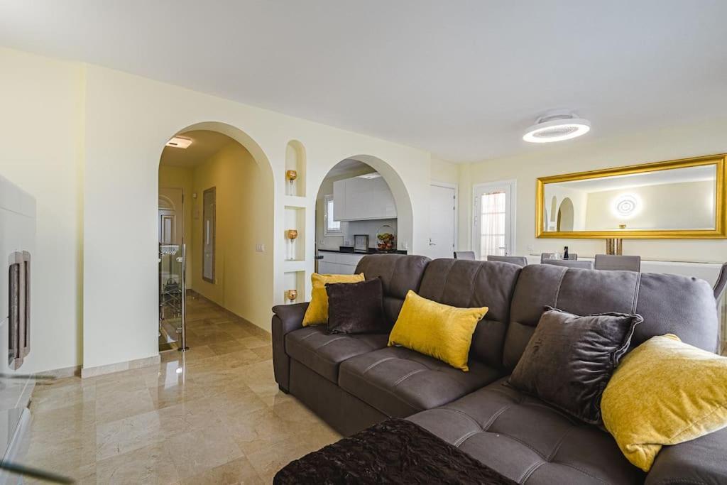 Large House With Garden And Direct Access To The Pool