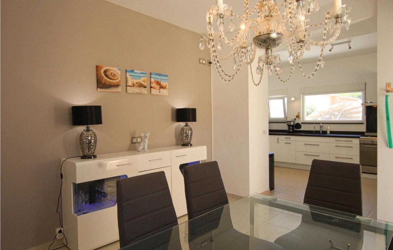 5 Bedroom Cozy In Сasa de vacaciones El Campello