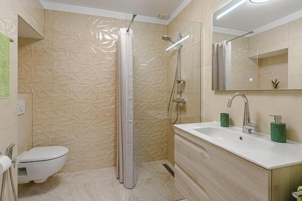 Large House With Garden And Direct Access To The Pool Holiday home *