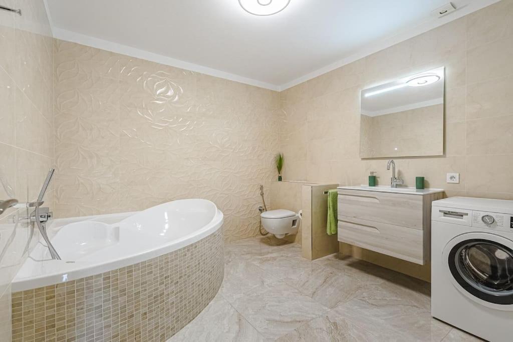 Large House With Garden And Direct Access To The Pool *