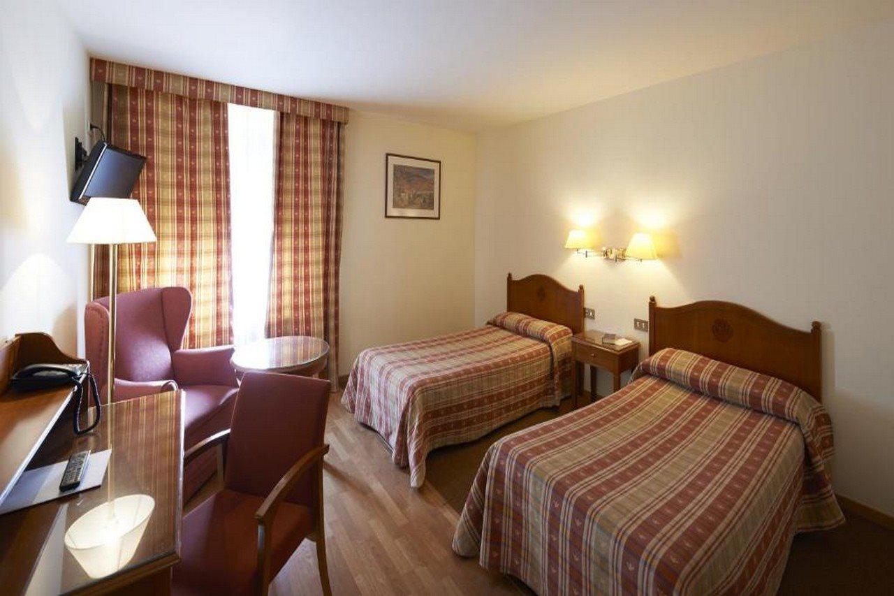 Abat Cisneros 3* Montserrat