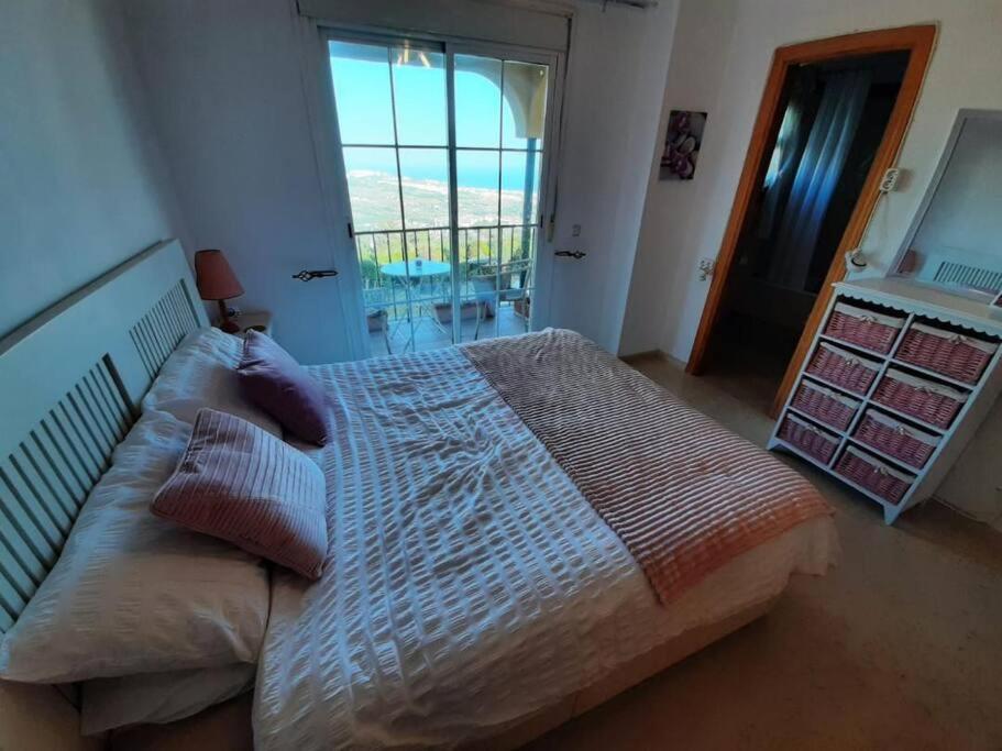 3 Bedroom With Amazing Views & Outdoor Spaces *