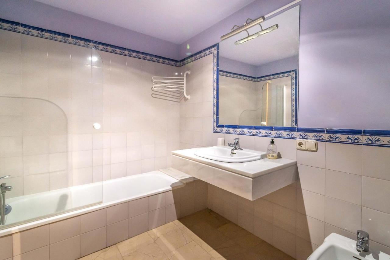 Spacious In Apartment *