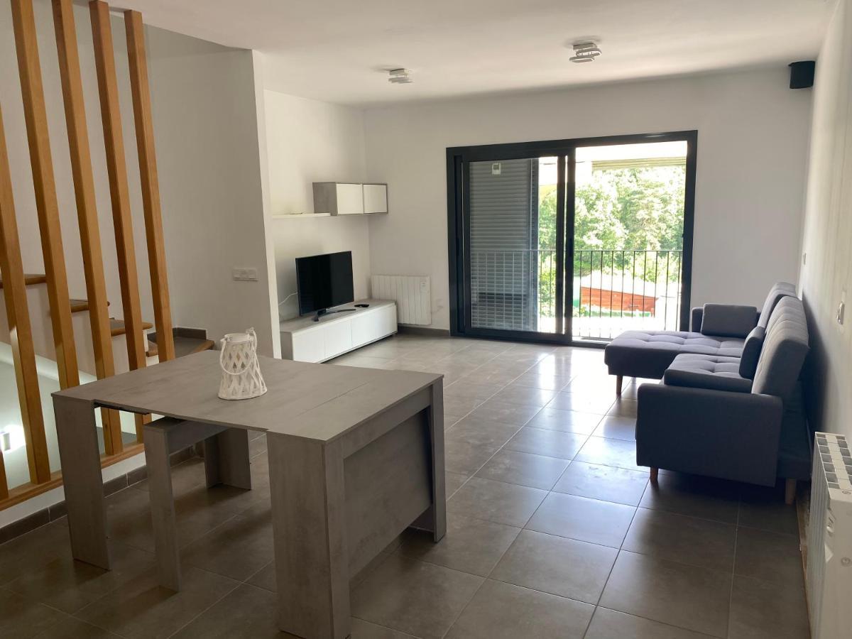 Ample House With Views In Front Of Baells Reservoir Holiday home