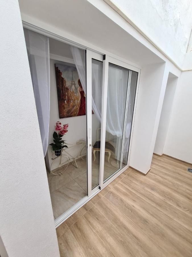 Retro 1 Bedroom Apartment *