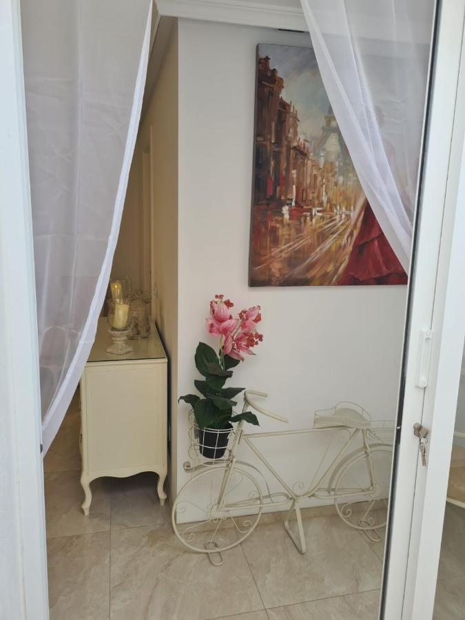 Retro 1 Bedroom Apartment *