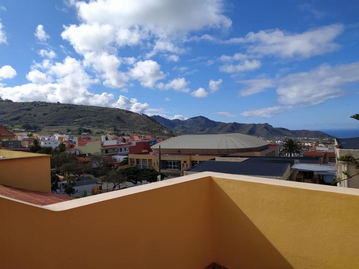 Cheerful 3 Bedroom Town House With Garage *