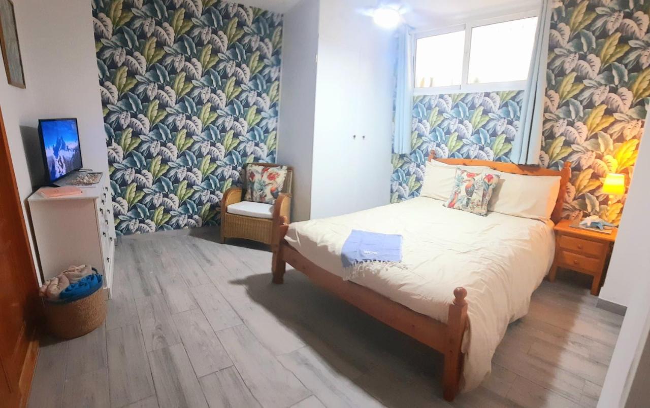 Fabulous Detached Large 5 Bedrooms 3 Bathrooms Backing Onto Golf Course * Villamartin (Valencia)