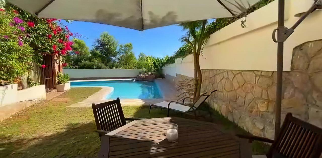 - Kitchen, Pool, Barbecue And Large Garden