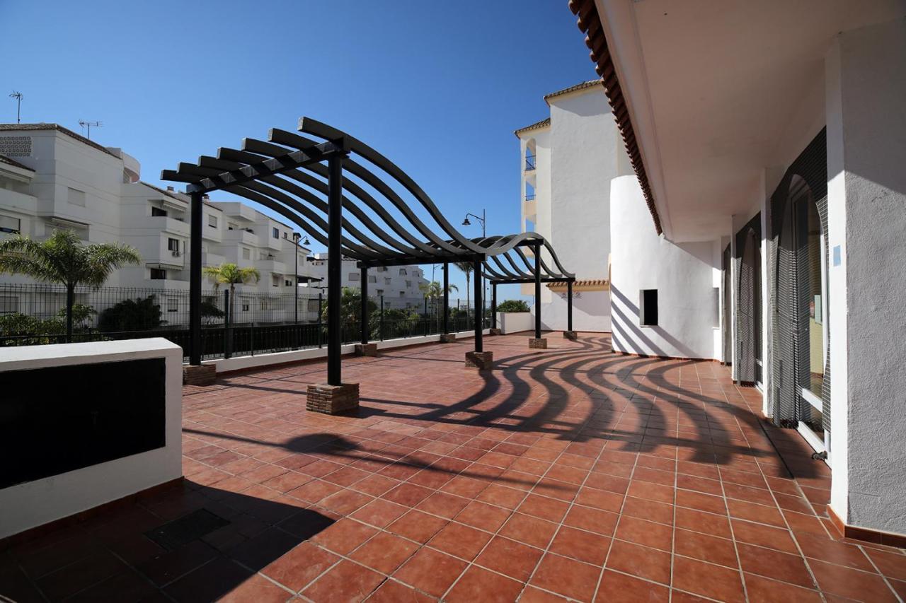Penthouse Flat, Port