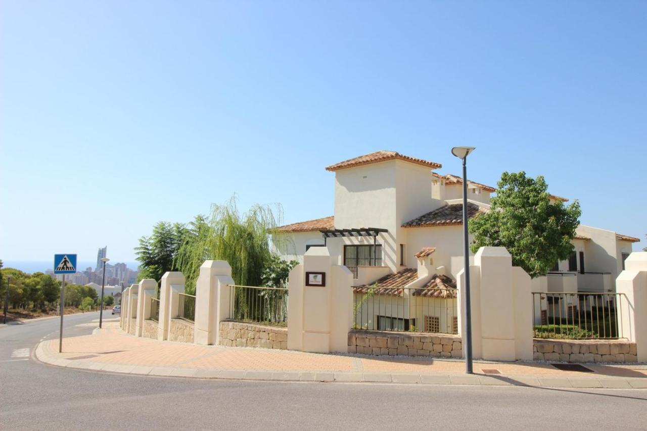 Apartamento Adosado De Estilo Mediterráneo, Con Jardín Y Vistas *