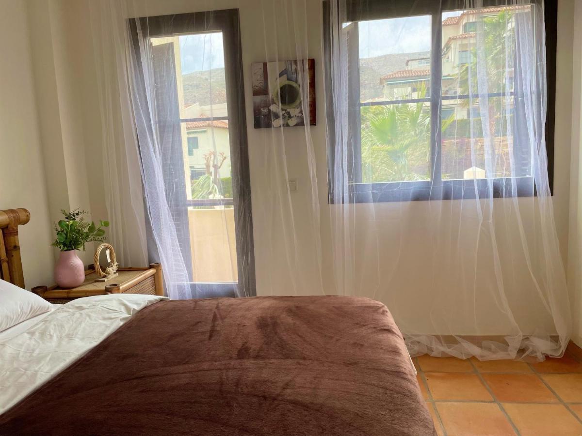 Apartamento Adosado De Estilo Mediterráneo, Con Jardín Y Vistas *