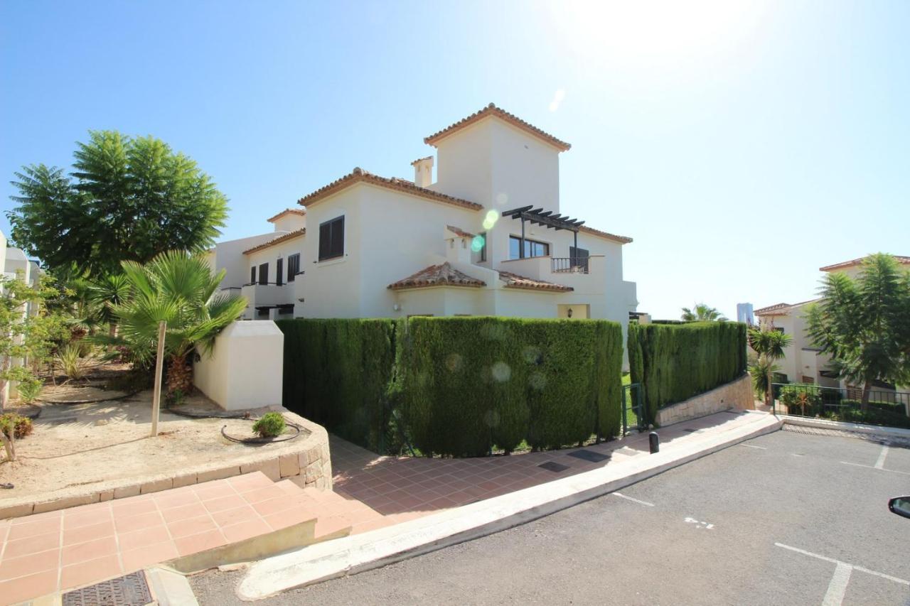 Adosado De Estilo Mediterráneo, Con Jardín Y Vistas
