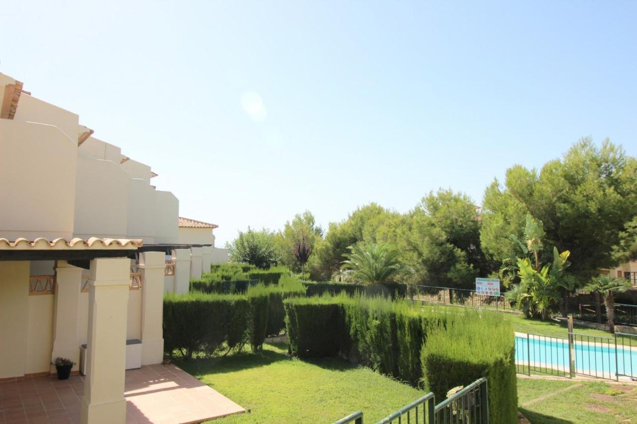 Apartamento Adosado De Estilo Mediterráneo, Con Jardín Y Vistas *