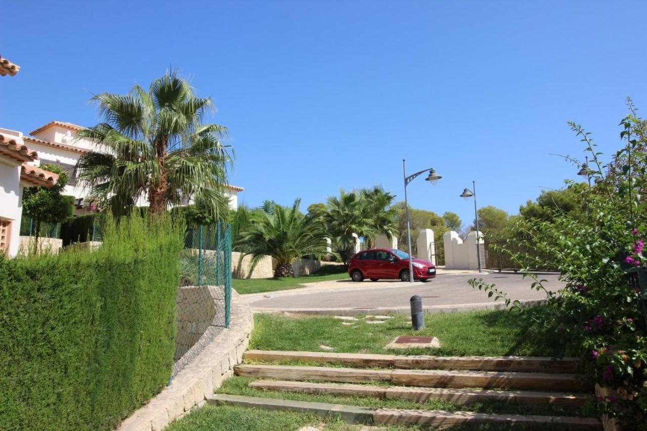 Adosado De Estilo Mediterráneo, Con Jardín Y Vistas Finestrat