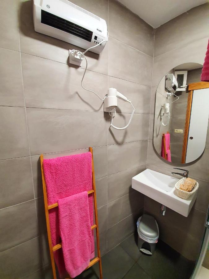 2 Bedrooms At El Grove 500 M Away From The With Wifi *