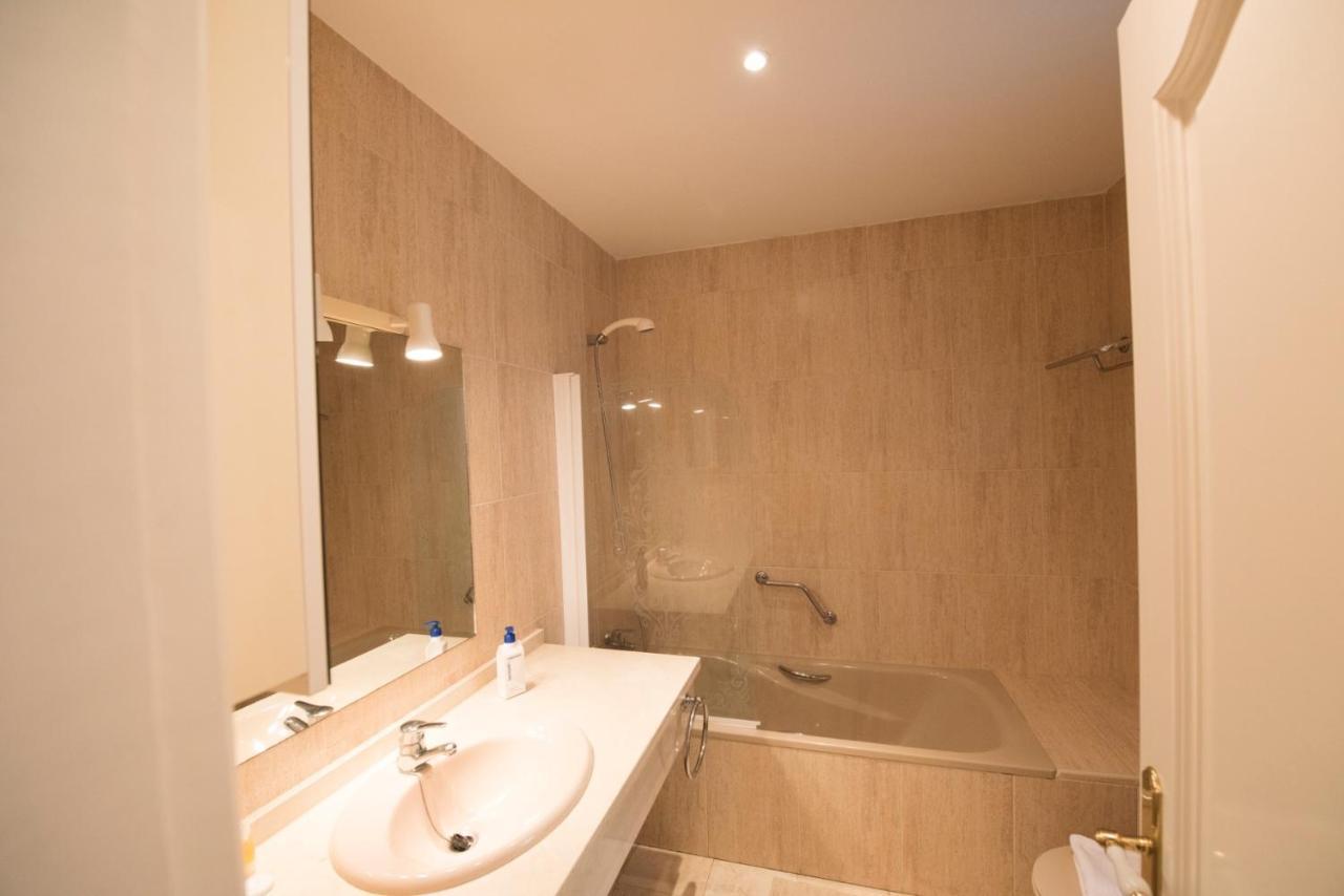 Apartment Spacious Flat With Pool In Marbella