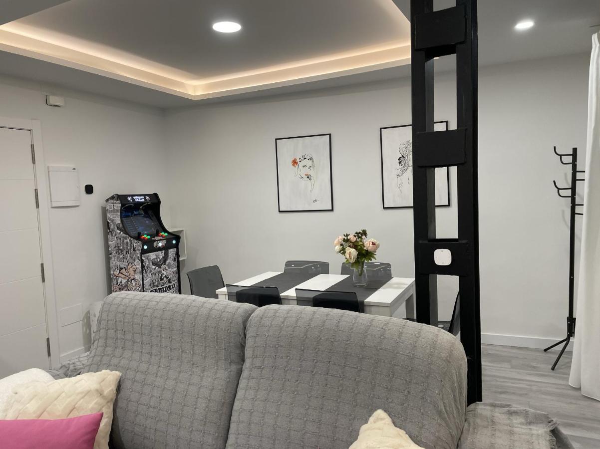 Apartamento Nuevo Con Patio, Situado En El Centro. *