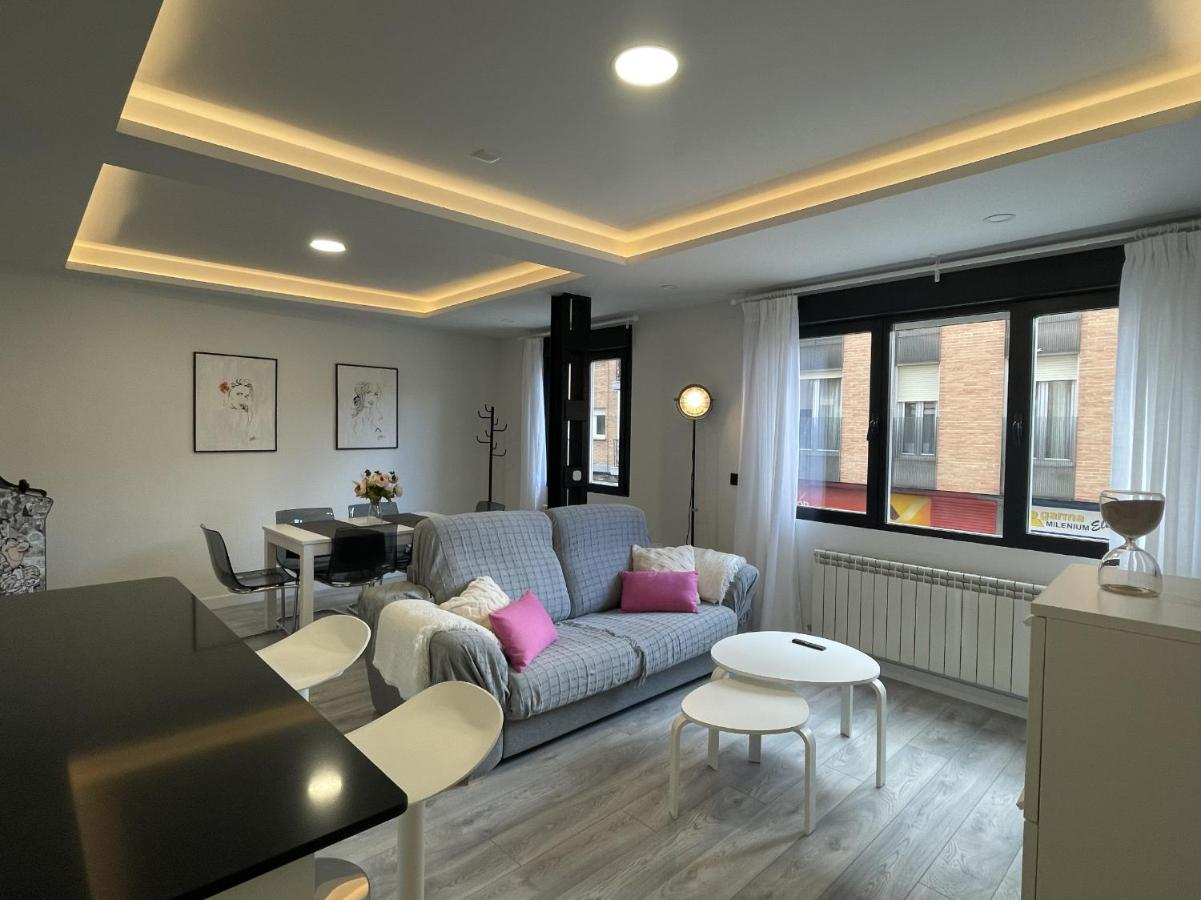 Apartamento Nuevo Con Patio, Situado En El Centro. Apartment *