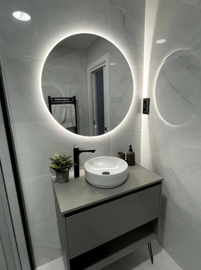 Apartamento Nuevo Con Patio, Situado En El Centro. *