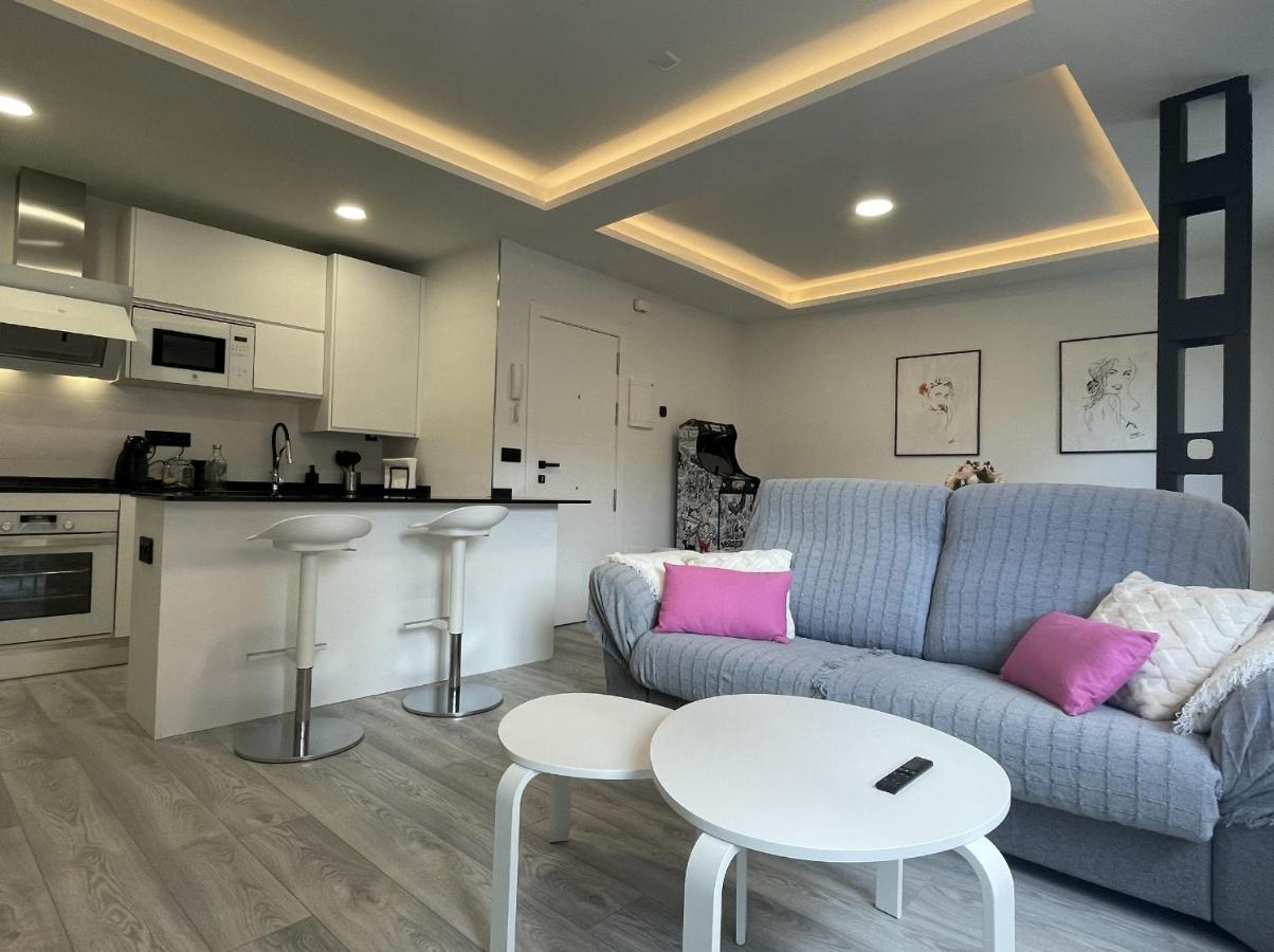 Apartamento Nuevo Con Patio, Situado En El Centro. *