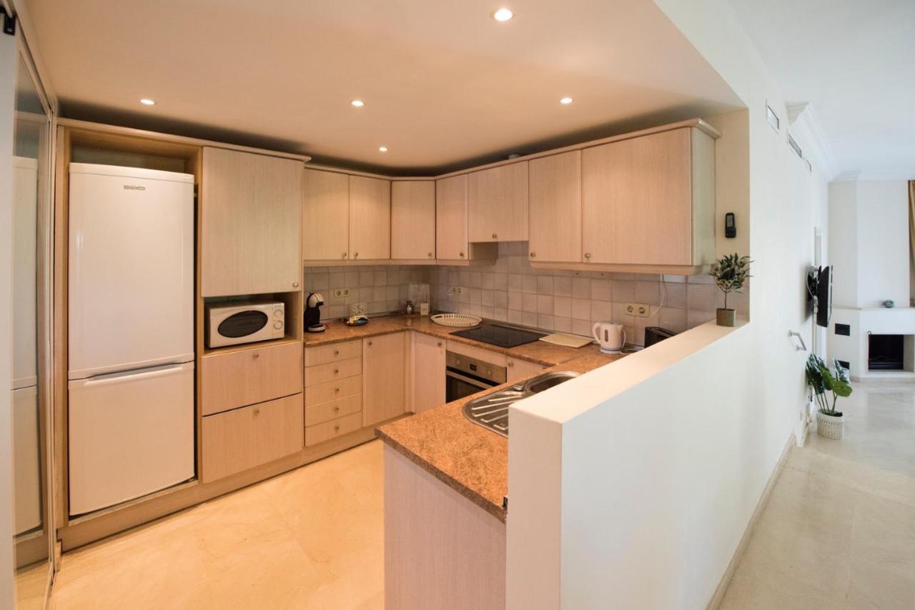 Spacious Flat With Pool In Apartment *