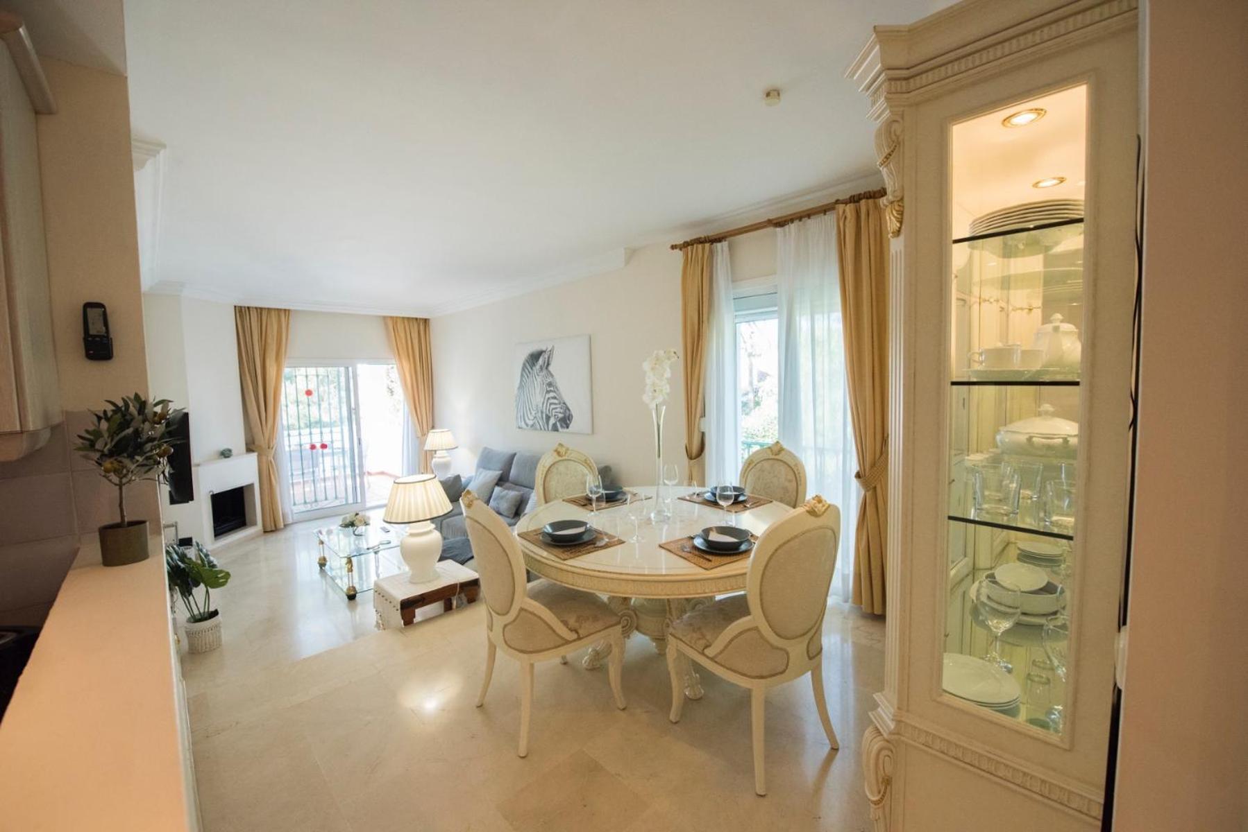 Spacious Flat With Pool In Apartment