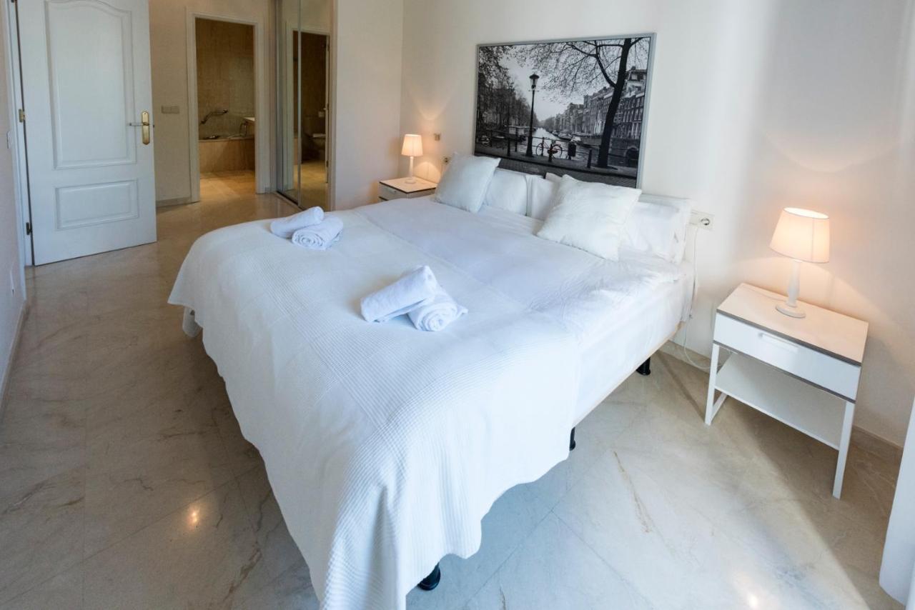 Apartment Spacious Flat With Pool In Marbella