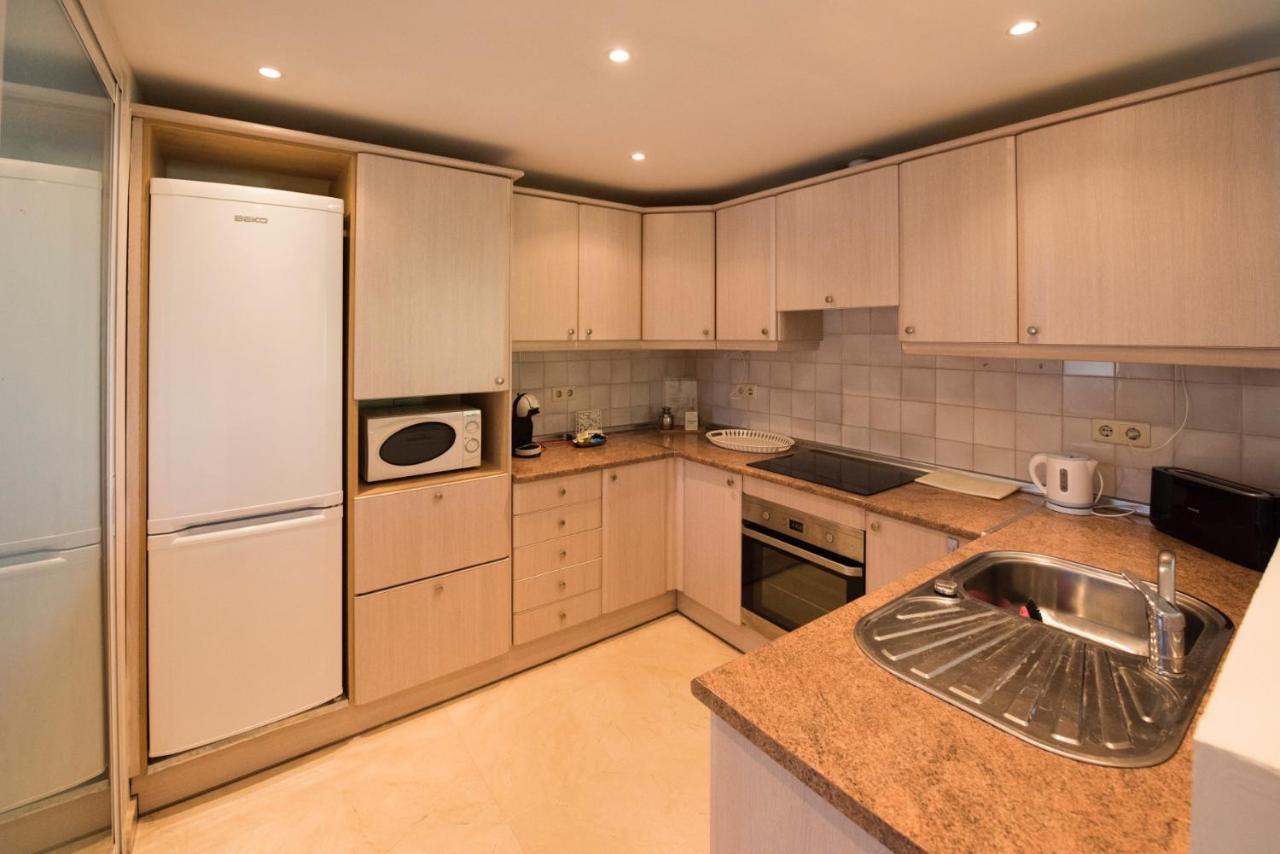 Spacious Flat With Pool In Apartment