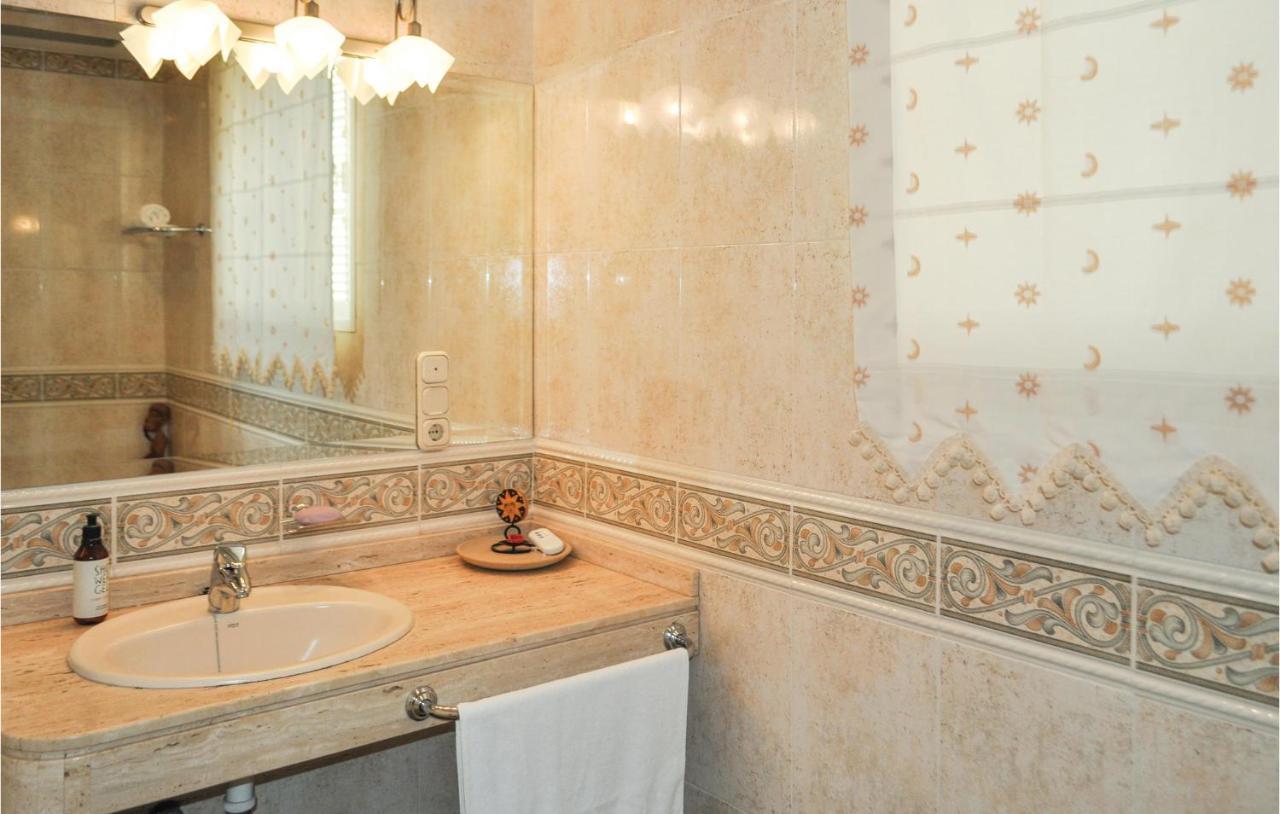 Cozy In Olivares With Outdoor Swimming Pool Сasa de vacaciones