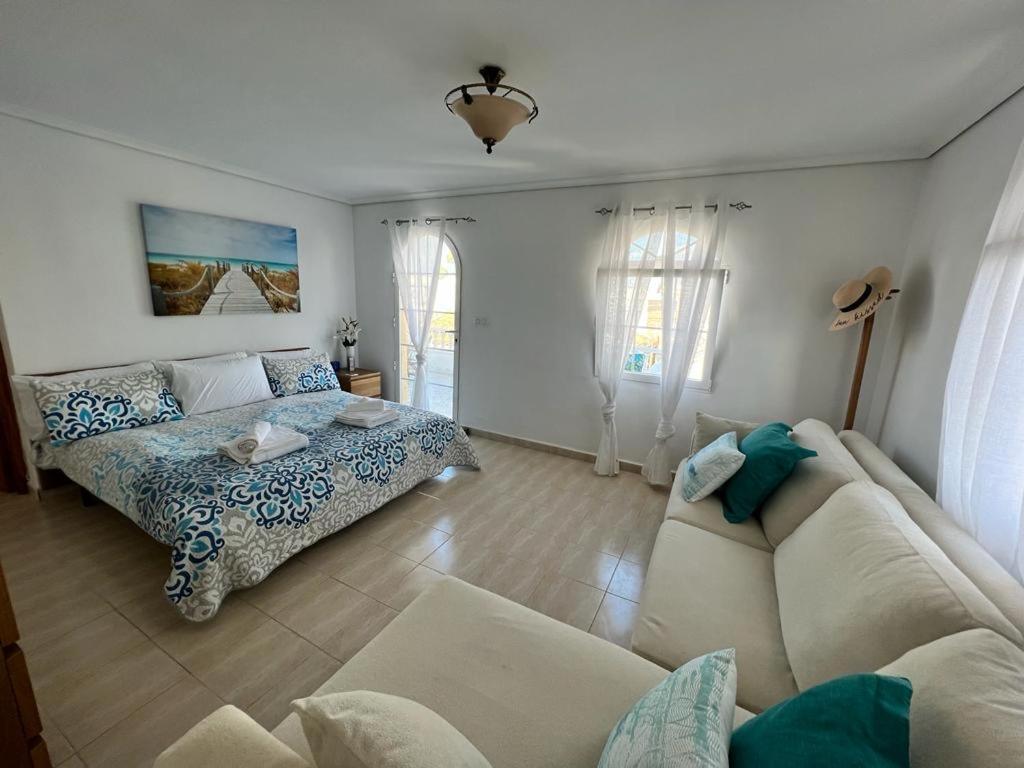 4 Bed 3 Bath Sleeps 8, Pool Wifi Tv Close To Restaurants And Shops * Los Alcázares
