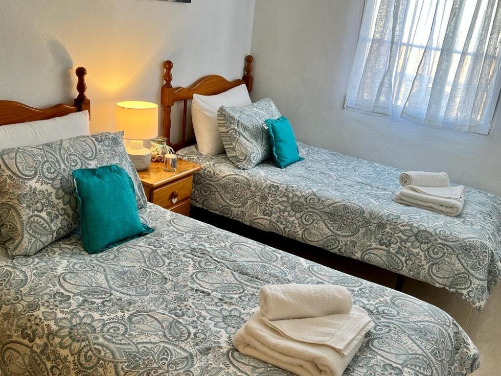 Villa 4 Bed 3 Bath Sleeps 8, Pool Wifi Tv Close To Restaurants And Shops Los Alcázares