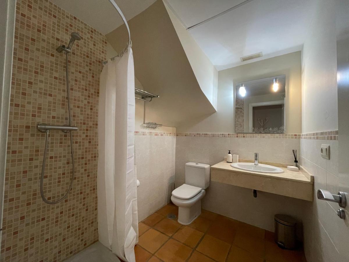Adosado De Estilo Mediterráneo, Con Jardín Y Vistas