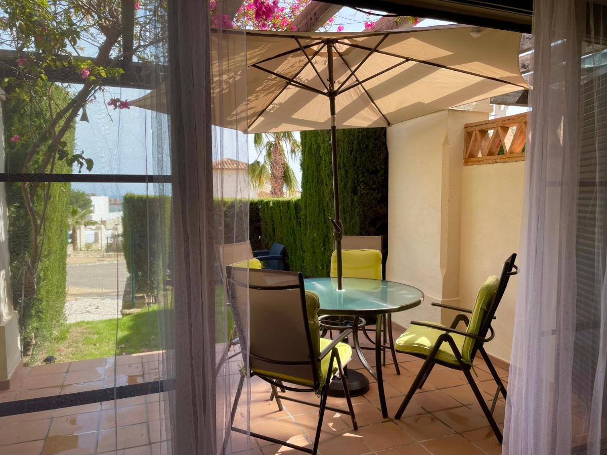 Apartamento Adosado De Estilo Mediterráneo, Con Jardín Y Vistas
