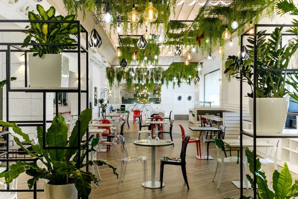 Clement Barajas Hotel
