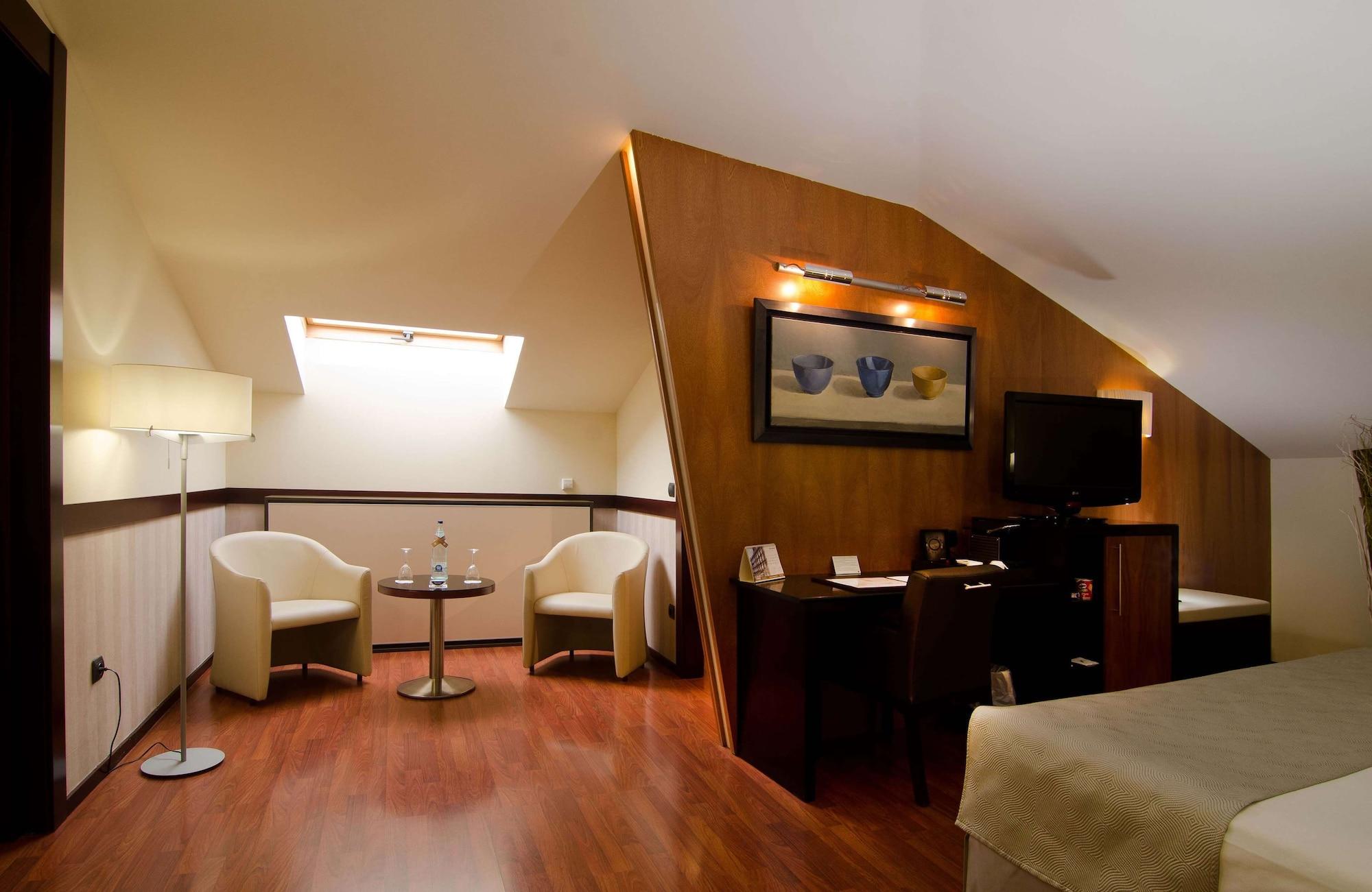 Hotel Catalonia El Pilar 4*
