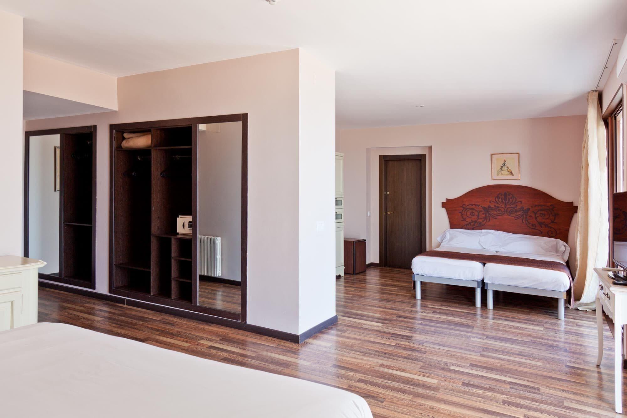 Hotel Roger De Flor By Seleqtta