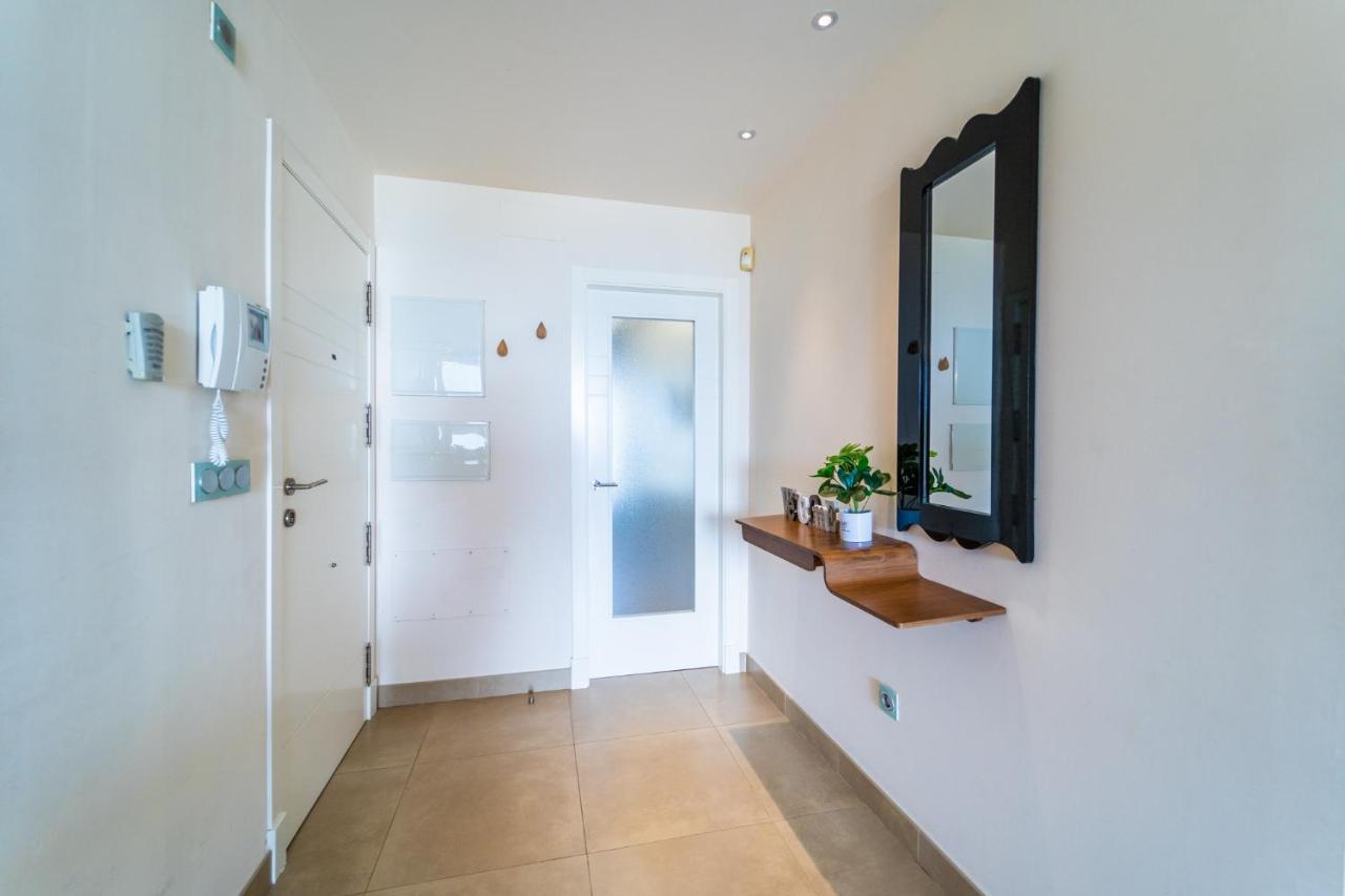 Apartamento Primera Línea De Mar Con Piscina, Gimnasio Y Parking 2 Hab Y 2 Baños *