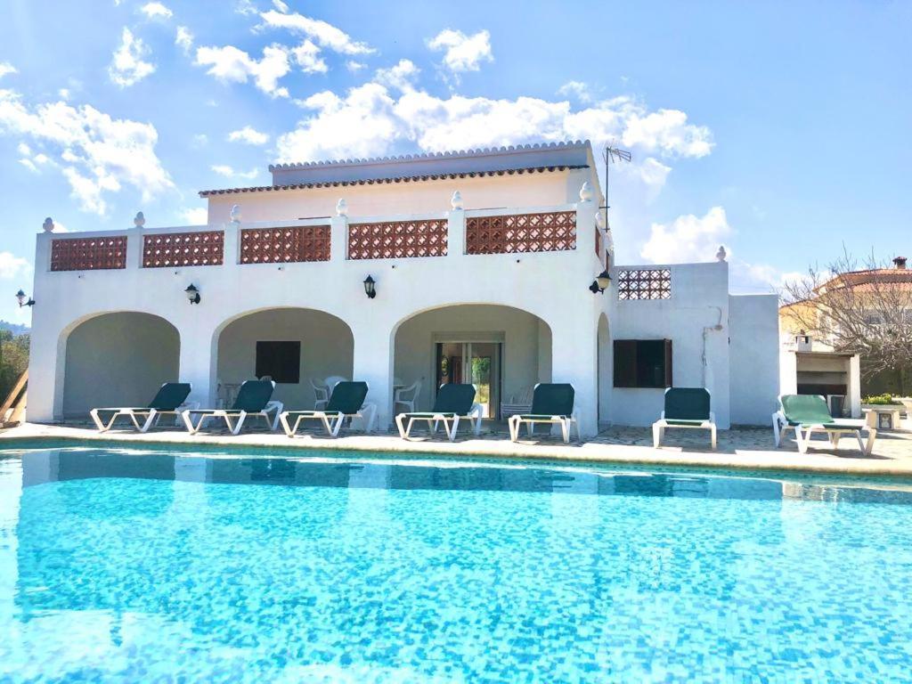 Con Piscina Y Barbacoa
