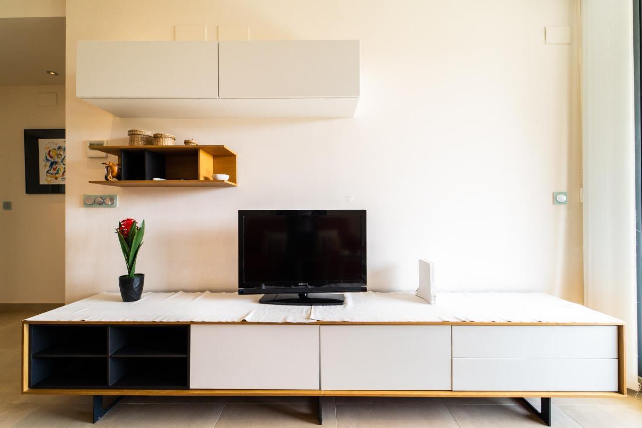 Apartamento Primera Línea De Mar Con Piscina, Gimnasio Y Parking 2 Hab Y 2 Baños
