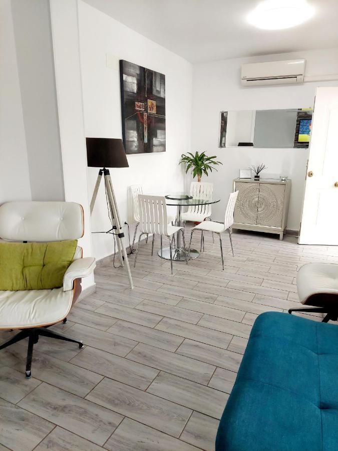 Fabulous Detached Large 5 Bedrooms 3 Bathrooms Backing Onto Golf Course * Villamartin (Valencia)