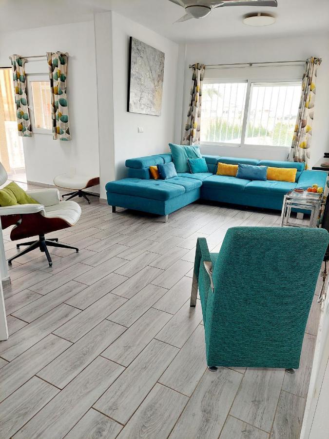 Fabulous Detached Large 5 Bedrooms 3 Bathrooms Backing Onto Golf Course * Villamartin (Valencia)