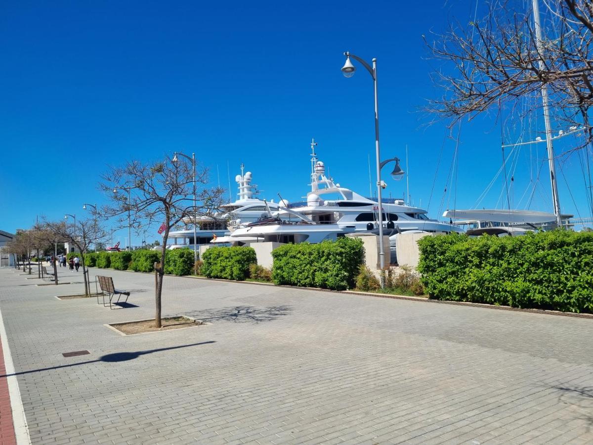 En Frente Al Puerto! *