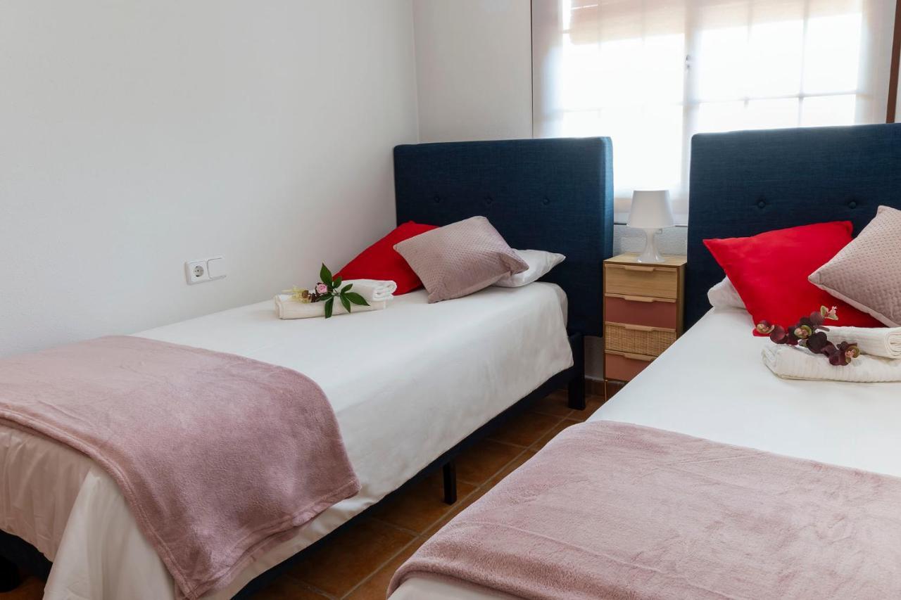Atico Con Terraza-solarium Y Piscina 4-6 Personas Wifi A/c Roda