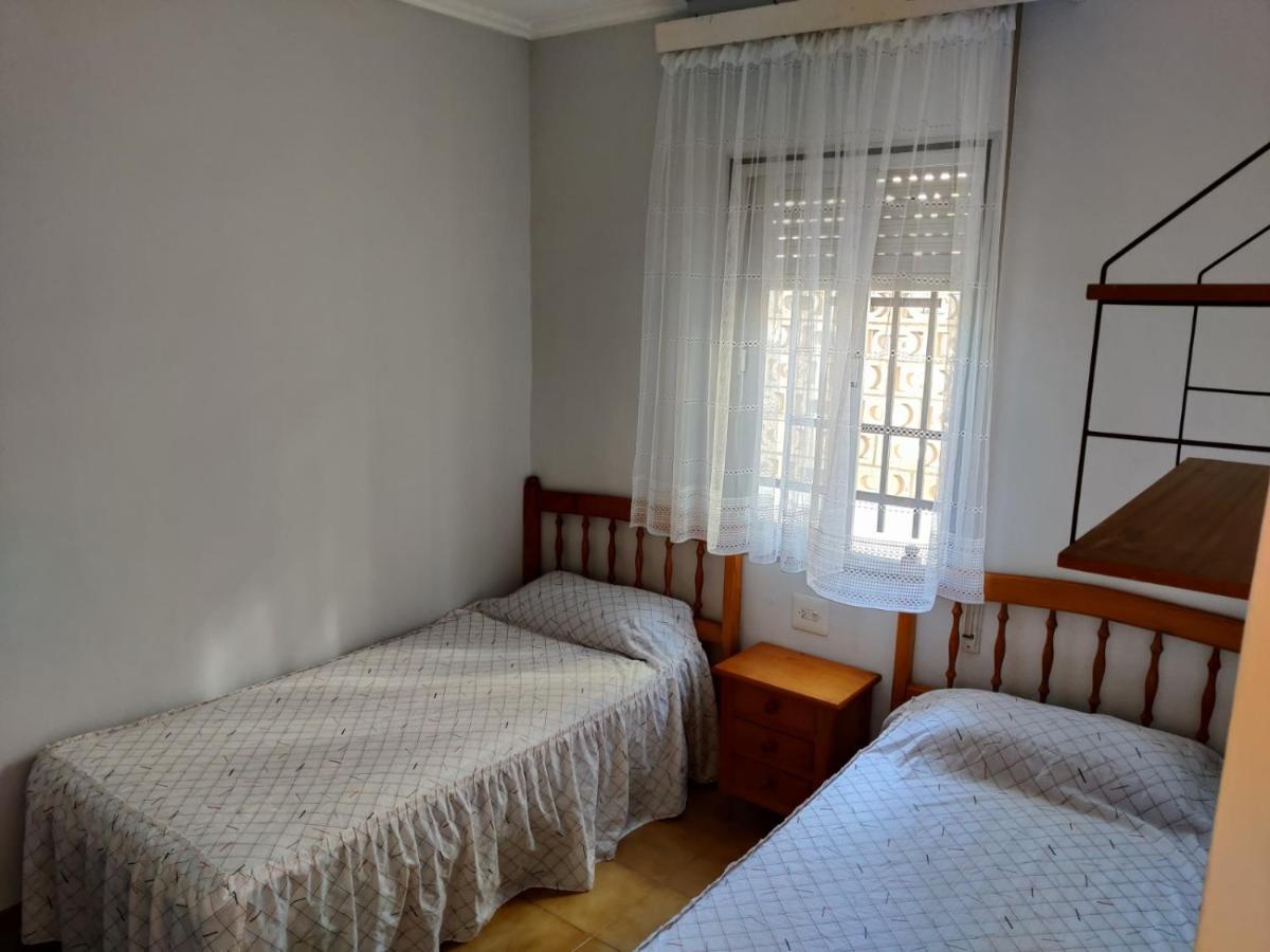 Casa Chalet Independiente En Calle Privada *