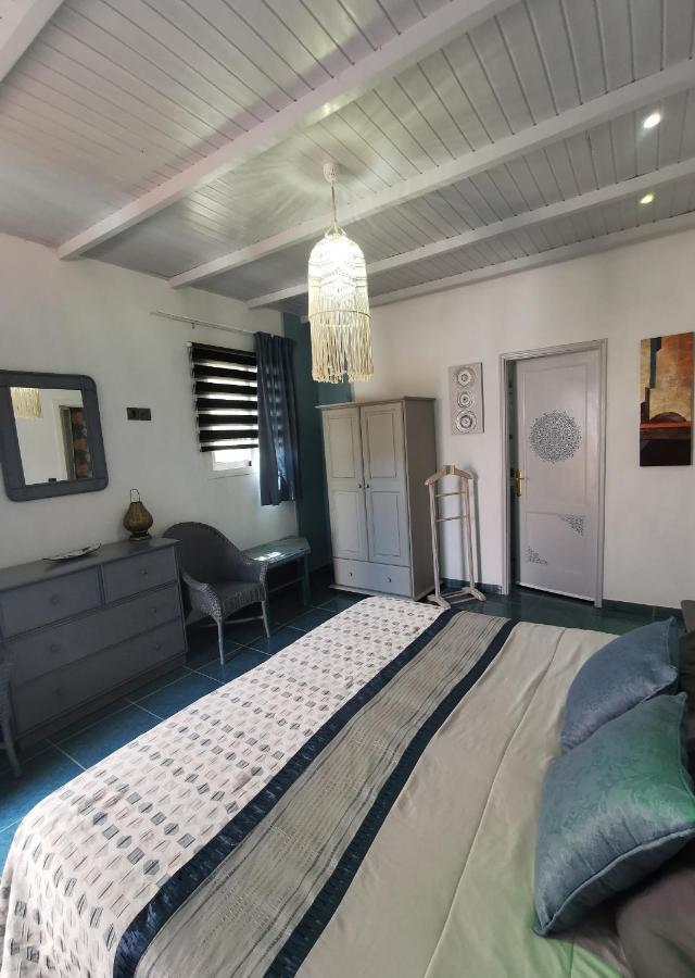 Kikiki House Country house