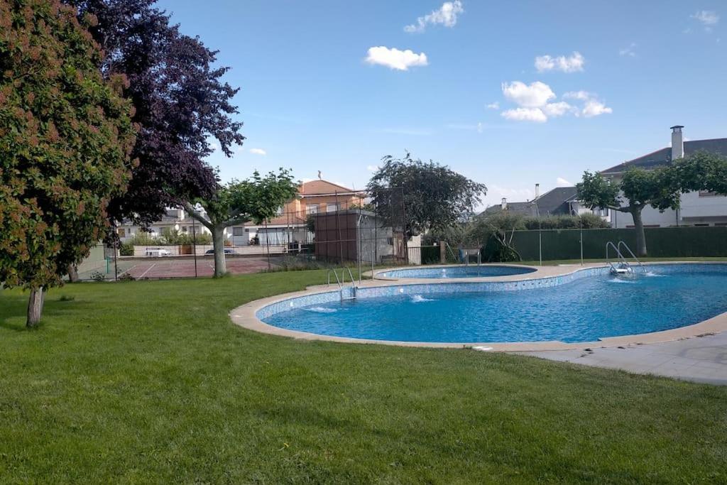 Chalet Adosado Con Jardin * Cebreros