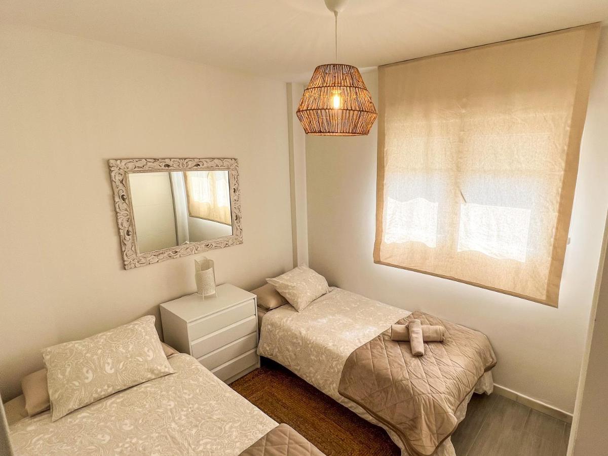 Cozy House - Pool - Parking - Family Apartment