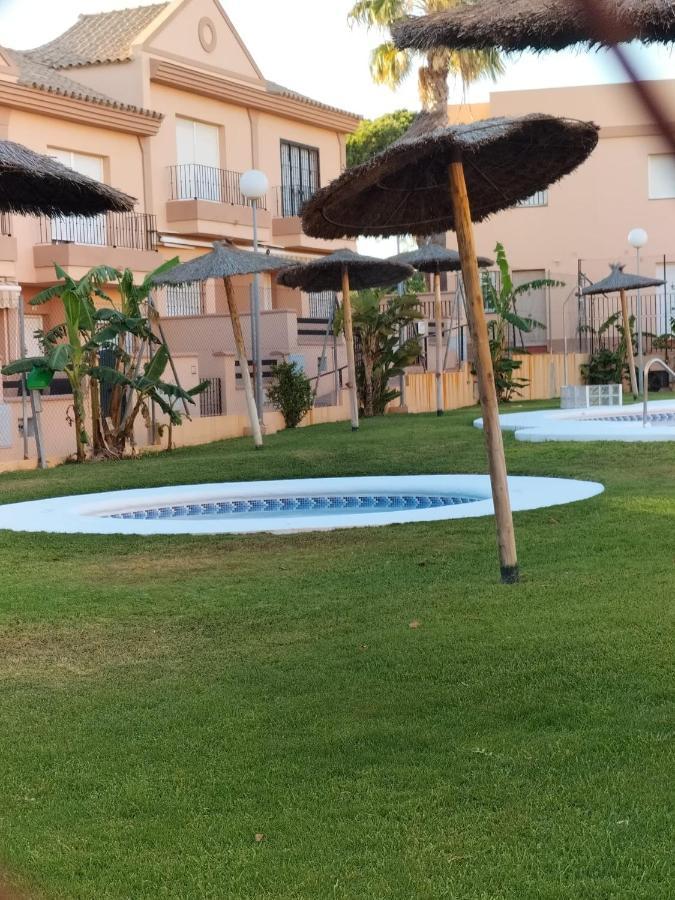 En Urbanizacion Al-andalus Cerca De La Playa De La Barrosa