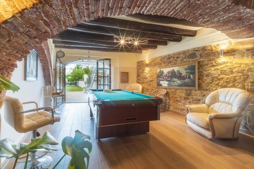 Newly Renovated Large With Garden